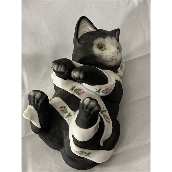 1980s VTG Mann Playful Black Kitten Cat Playing with ribbon Music Box Rotating - Picture 2 of 6